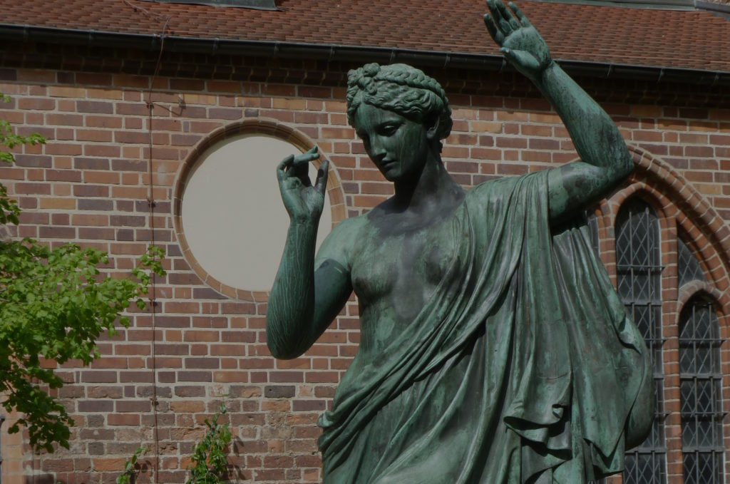 Estatua de la diosa Clio (Albert Wolff, 1871) frente a la iglesia de san Nicolás en Berlin. Fotografía de Bert397. CC BY-SA 4.0